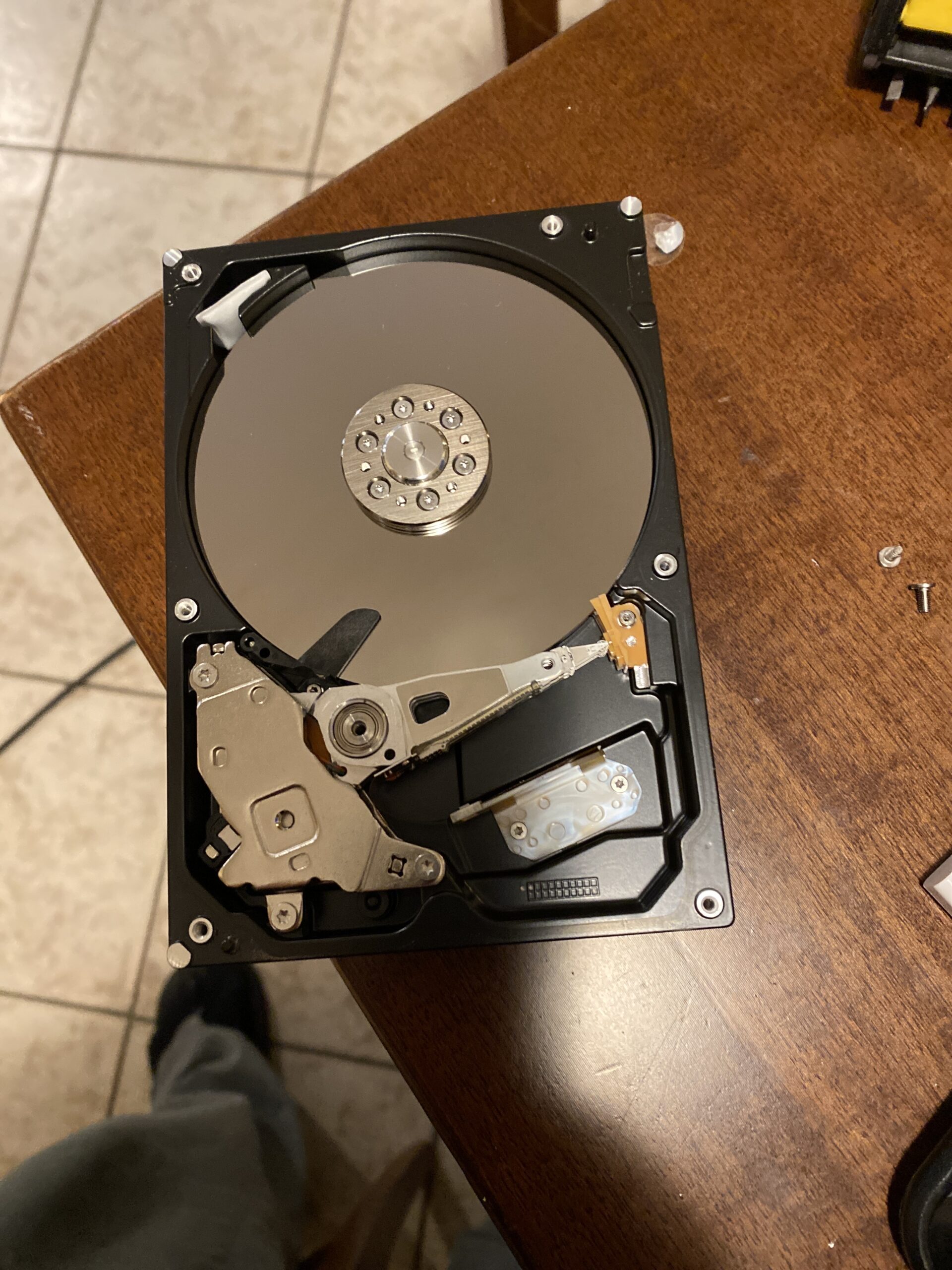 Recupero dati e hard disk aperto